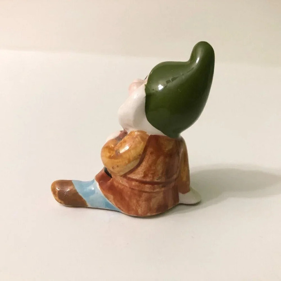 Vintage Bashful Figurine Snow White Dwarfs  2 Inch Tall Figure - Picture 9 of 10